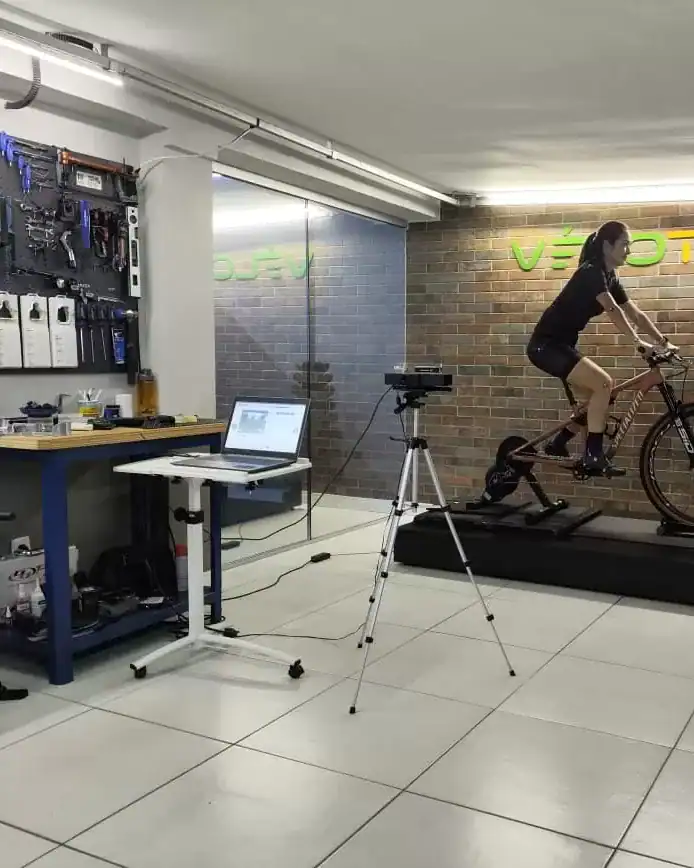 Treinamento de ciclista em esteira com análise de desempenho usando equipamento de alta tecnologia da Velotime Training®. Análise biomecânica e performance para otimização do treino em bicicleta.